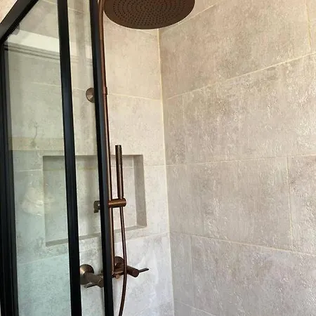 Le Donjon, Bord De Hébergement de vacances *