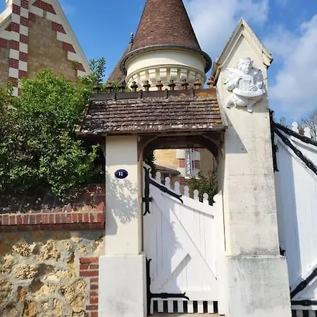 Le Donjon, Bord De Hébergement de vacances *