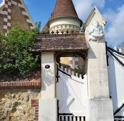 Le Donjon, Bord De 펜션 *